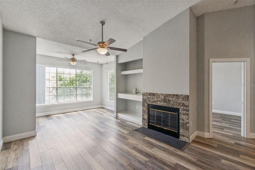 For Sale: $184,900 (1 beds, 1 baths, 721 Square Feet)