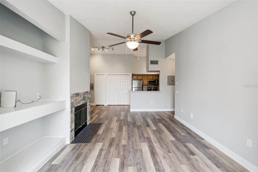 For Sale: $184,900 (1 beds, 1 baths, 721 Square Feet)