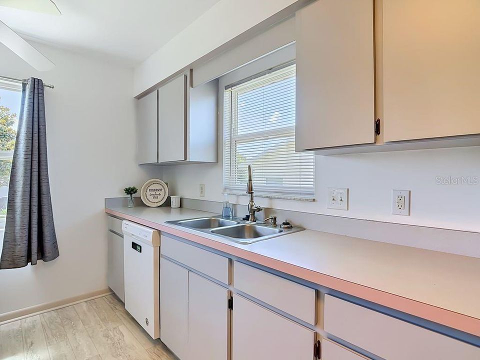 На продажу: $235,000 (2 спален, 2 ванн, 1162 Квадратных фут)