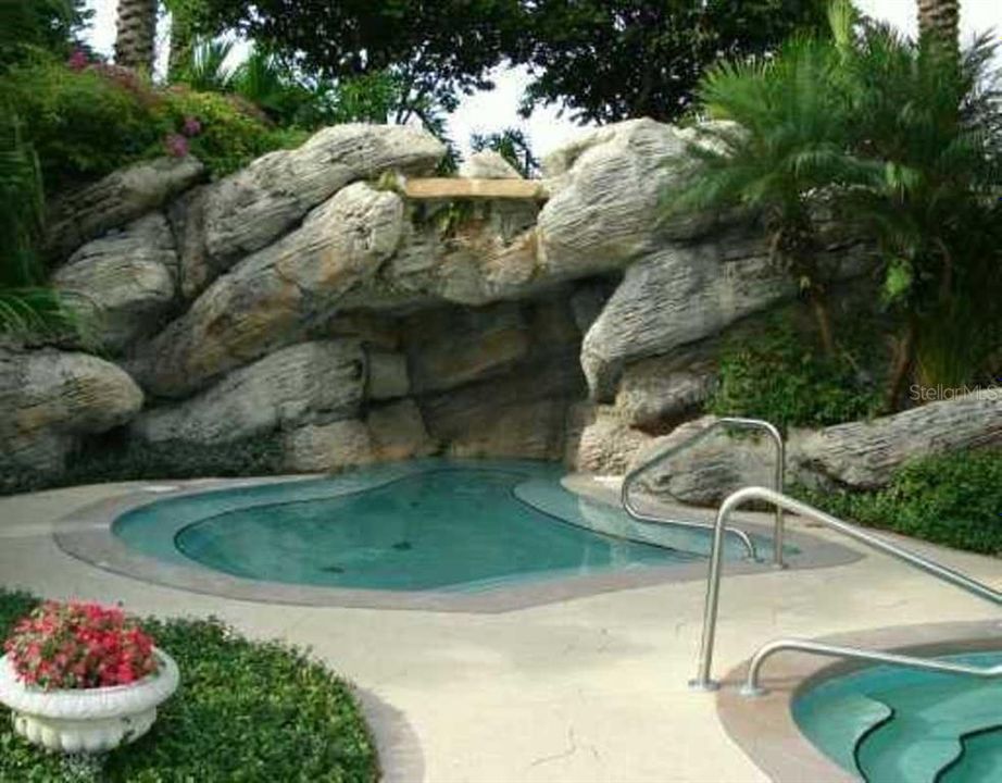 Active With Contract: $1,575 (2 beds, 1 baths, 1021 Square Feet)