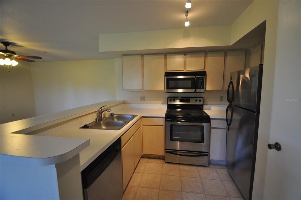 Active With Contract: $1,575 (2 beds, 1 baths, 1021 Square Feet)