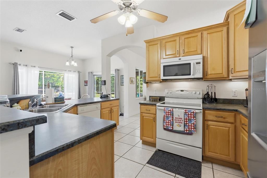Activo con contrato: $639,900 (5 camas, 4 baños, 2726 Pies cuadrados)