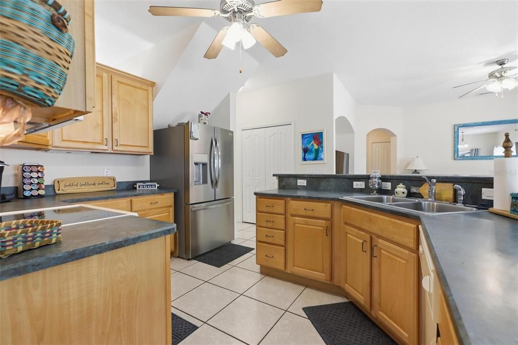 Activo con contrato: $639,900 (5 camas, 4 baños, 2726 Pies cuadrados)