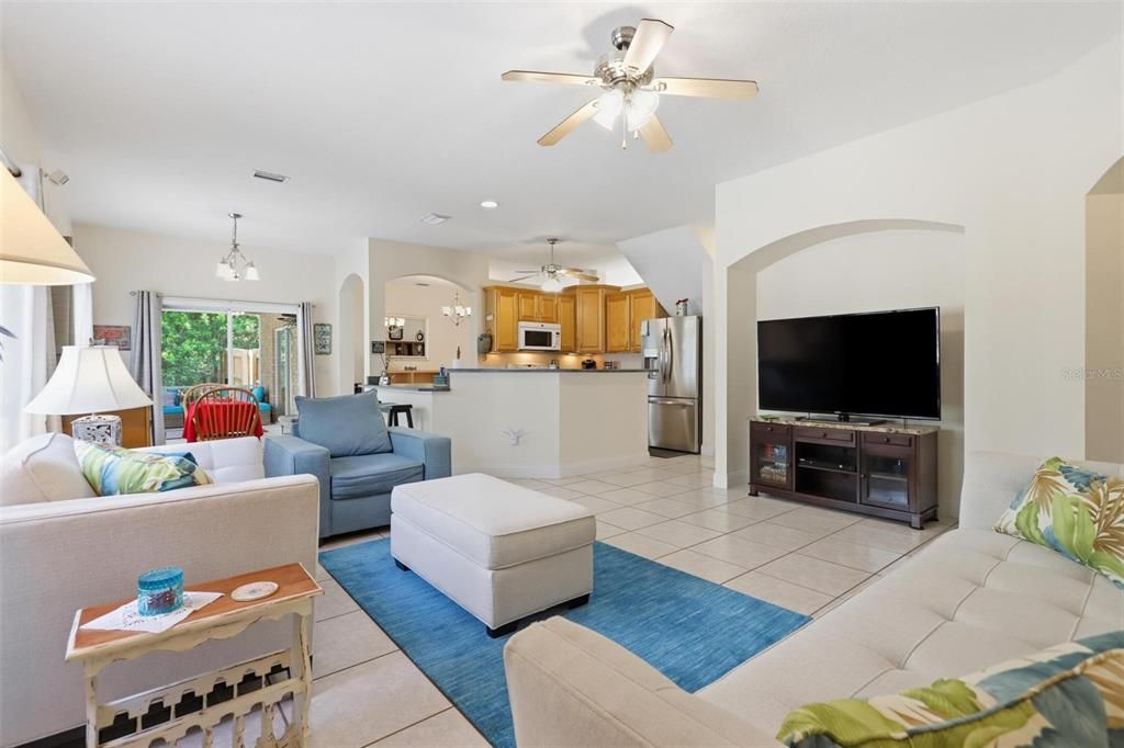 Activo con contrato: $639,900 (5 camas, 4 baños, 2726 Pies cuadrados)
