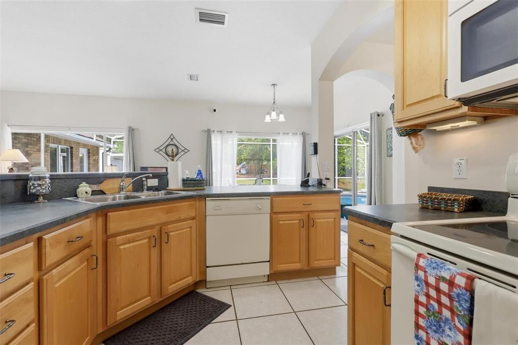 Activo con contrato: $639,900 (5 camas, 4 baños, 2726 Pies cuadrados)