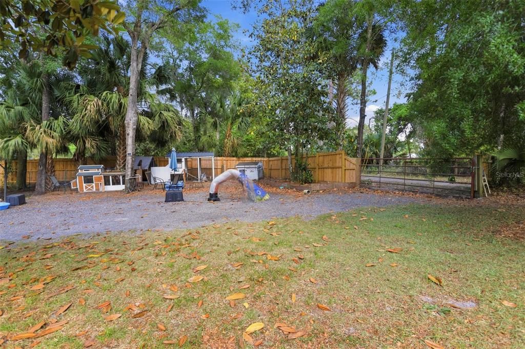 Activo con contrato: $639,900 (5 camas, 4 baños, 2726 Pies cuadrados)