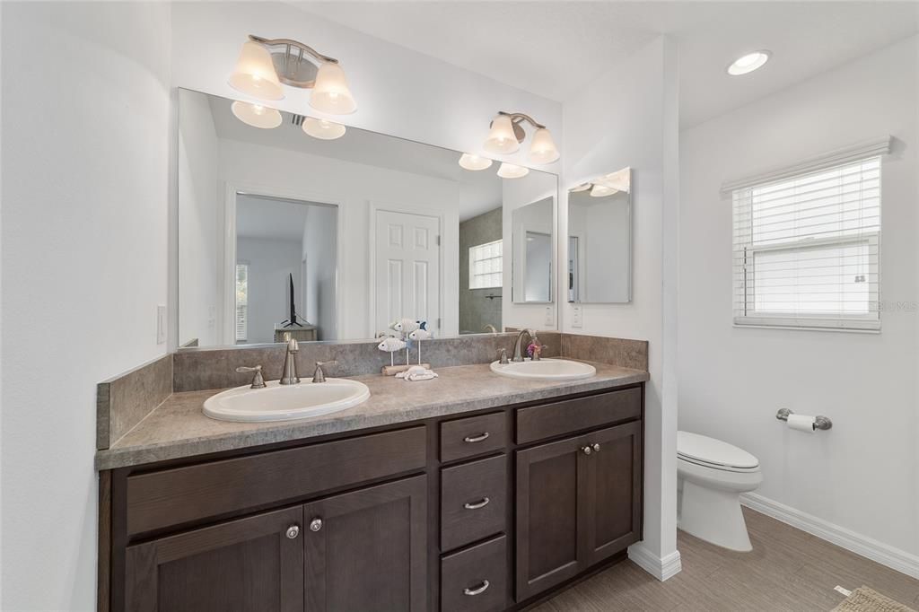 For Sale: $380,000 (3 beds, 2 baths, 1639 Square Feet)