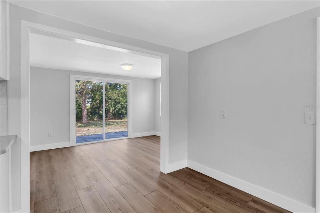 Activo con contrato: $389,000 (3 camas, 2 baños, 1550 Pies cuadrados)