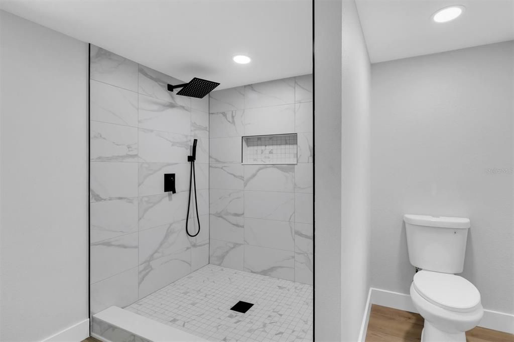 Activo con contrato: $389,000 (3 camas, 2 baños, 1550 Pies cuadrados)