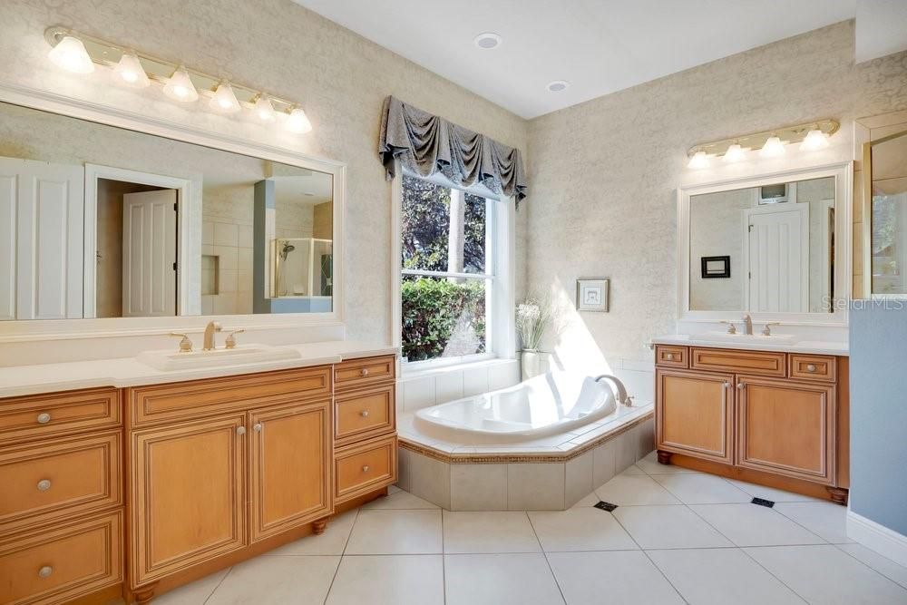 For Sale: $810,000 (4 beds, 4 baths, 3653 Square Feet)