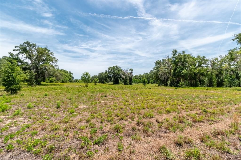 待售: $3,200,000 (18.48 acres)