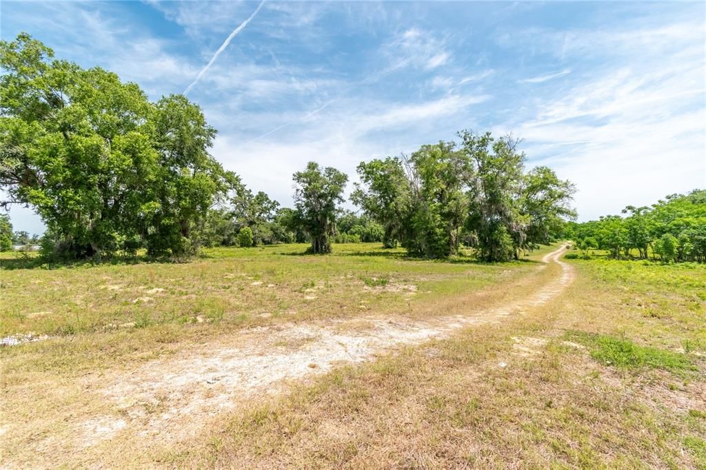 待售: $3,200,000 (18.48 acres)