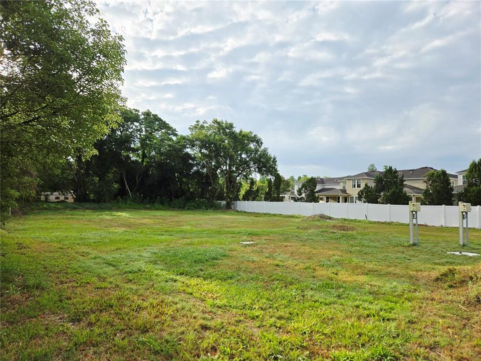 На продажу: $310,000 (0.23 acres)