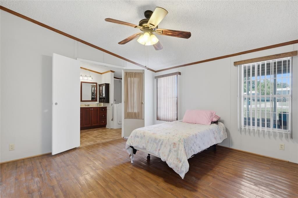 Activo con contrato: $215,000 (3 camas, 2 baños, 1296 Pies cuadrados)