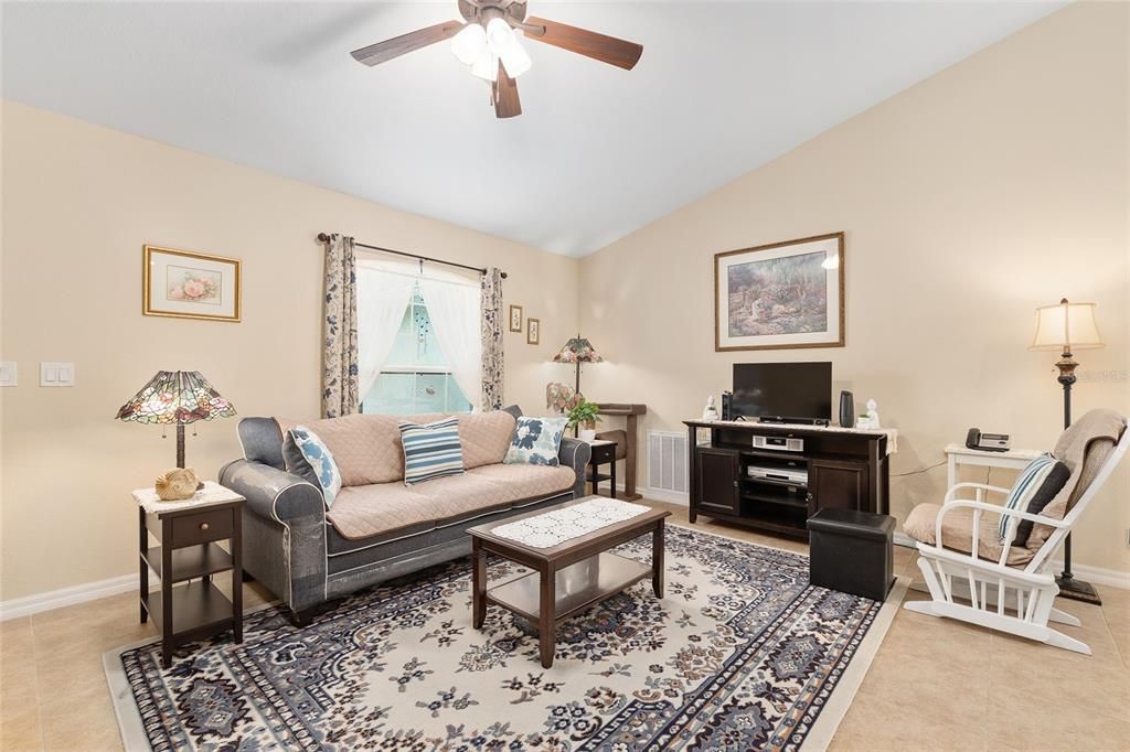 Activo con contrato: $239,900 (3 camas, 2 baños, 1293 Pies cuadrados)