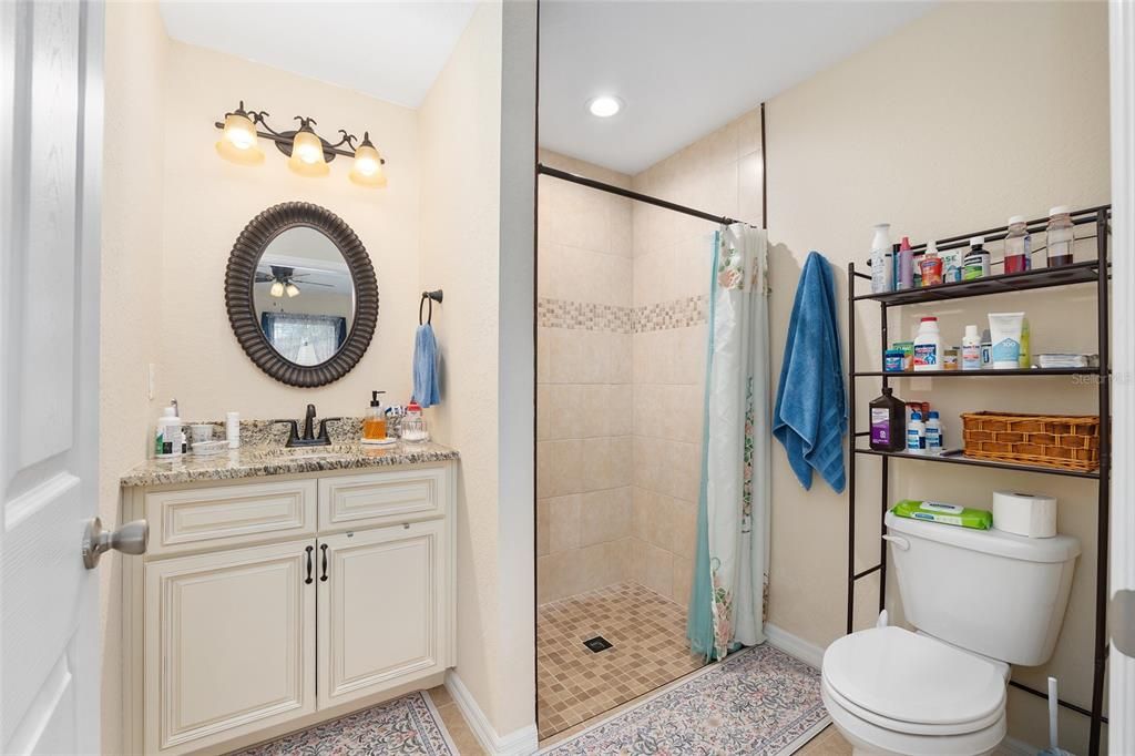 Activo con contrato: $239,900 (3 camas, 2 baños, 1293 Pies cuadrados)