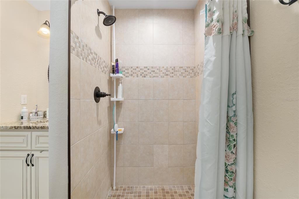 Activo con contrato: $239,900 (3 camas, 2 baños, 1293 Pies cuadrados)
