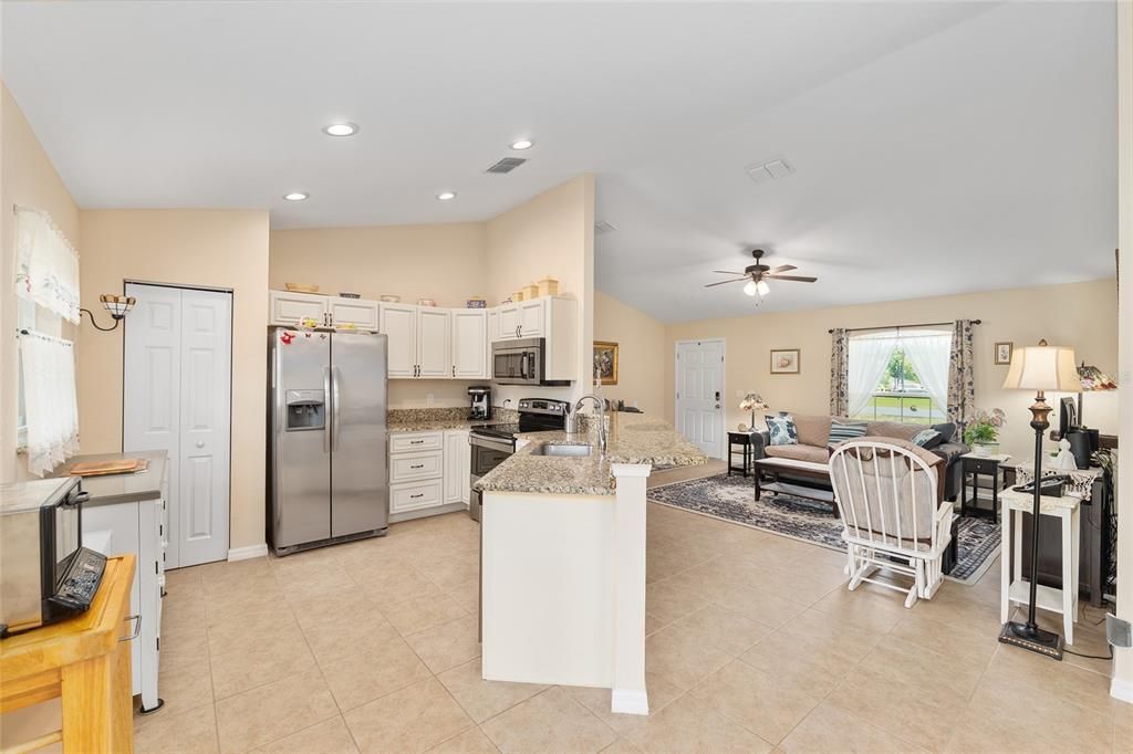Activo con contrato: $239,900 (3 camas, 2 baños, 1293 Pies cuadrados)