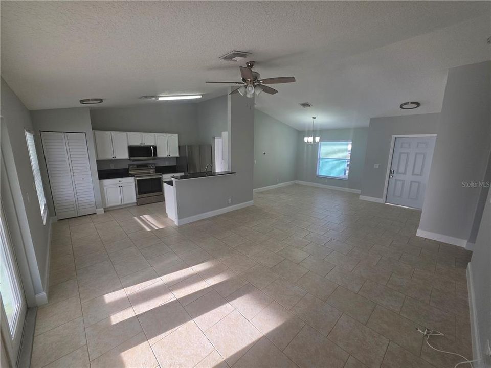 Active With Contract: $414,900 (3 beds, 2 baths, 1429 Square Feet)