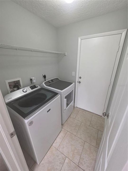 Active With Contract: $414,900 (3 beds, 2 baths, 1429 Square Feet)