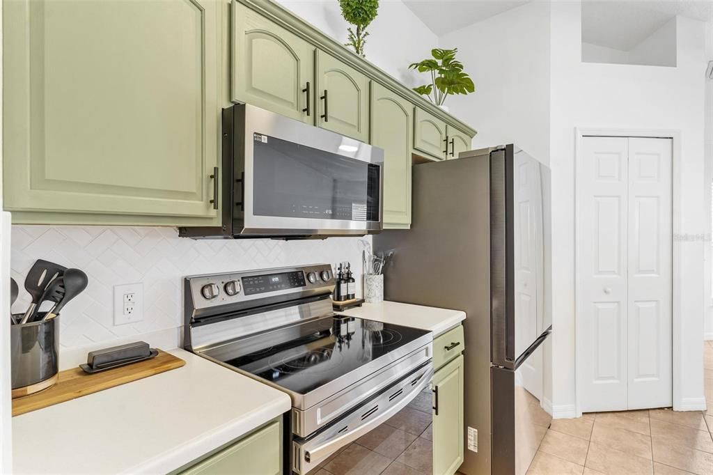 Под контрактом: $369,000 (4 спален, 2 ванн, 1794 Квадратных фут)