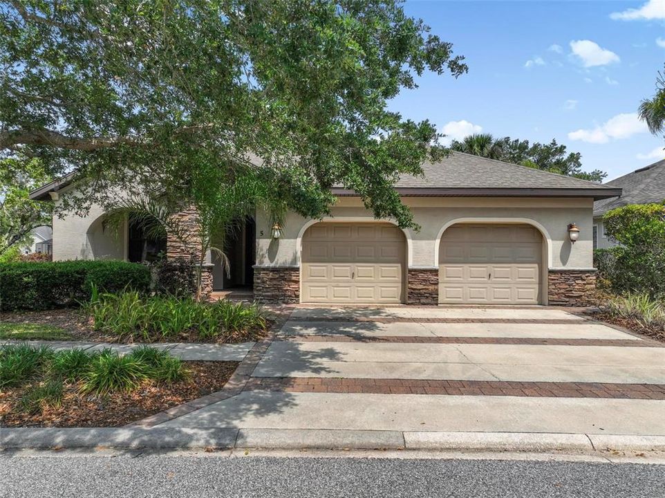 For Sale: $569,999 (3 beds, 2 baths, 1942 Square Feet)