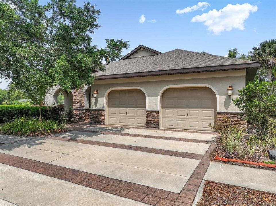 For Sale: $569,999 (3 beds, 2 baths, 1942 Square Feet)