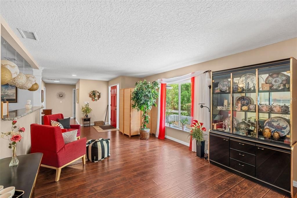 Activo con contrato: $450,000 (4 camas, 2 baños, 2452 Pies cuadrados)