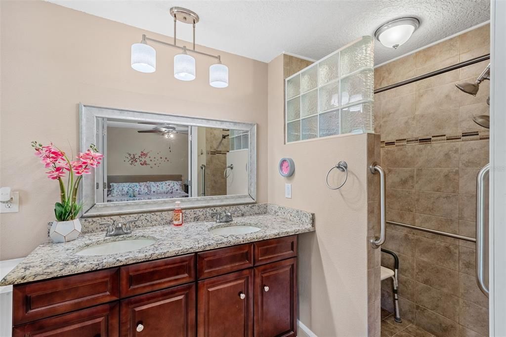Activo con contrato: $450,000 (4 camas, 2 baños, 2452 Pies cuadrados)