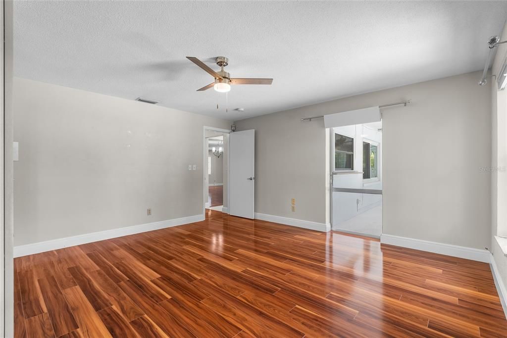 Activo con contrato: $489,900 (4 camas, 2 baños, 2049 Pies cuadrados)