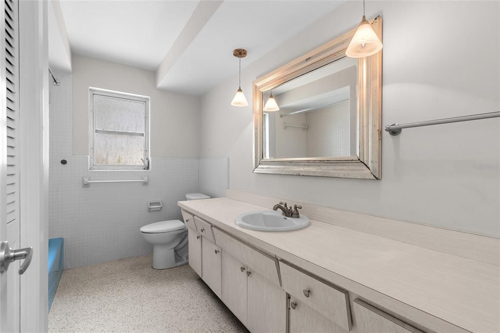 Activo con contrato: $489,900 (4 camas, 2 baños, 2049 Pies cuadrados)