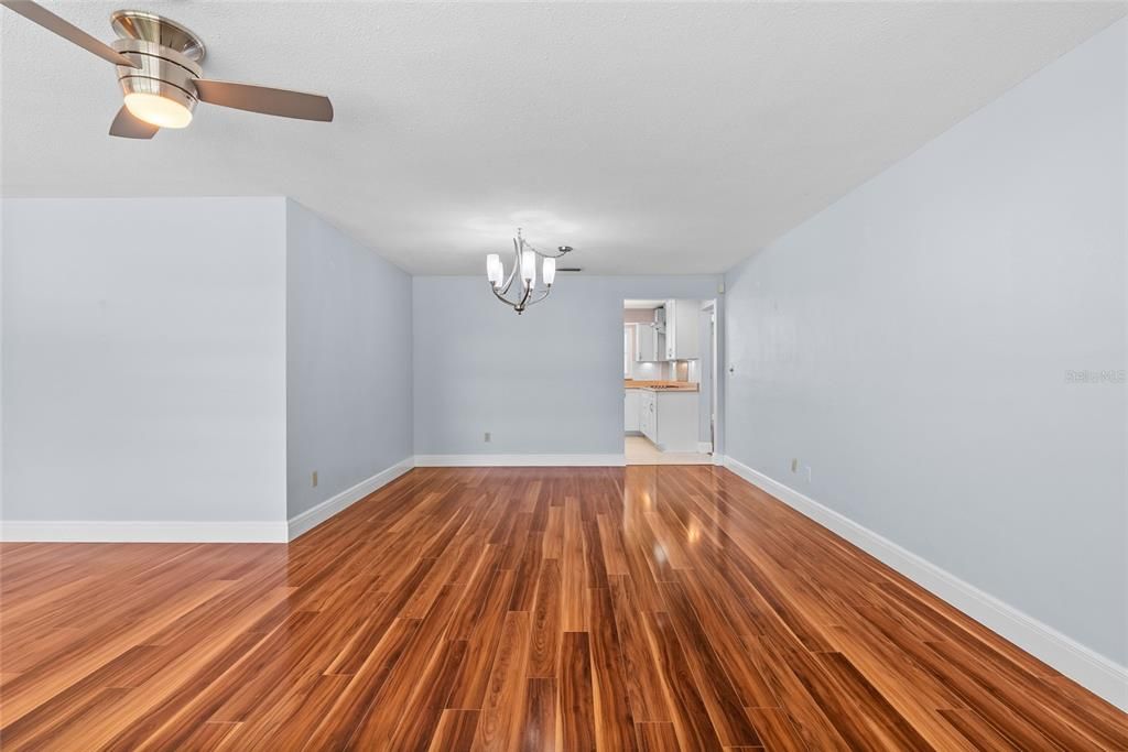 Activo con contrato: $489,900 (4 camas, 2 baños, 2049 Pies cuadrados)
