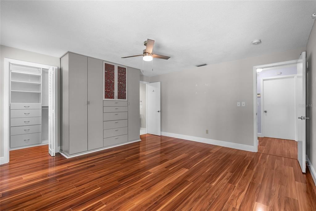 Activo con contrato: $489,900 (4 camas, 2 baños, 2049 Pies cuadrados)