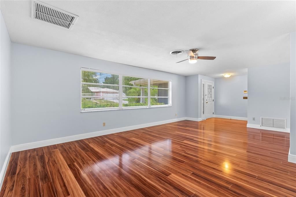 Activo con contrato: $489,900 (4 camas, 2 baños, 2049 Pies cuadrados)