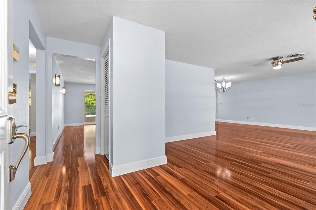 Activo con contrato: $489,900 (4 camas, 2 baños, 2049 Pies cuadrados)