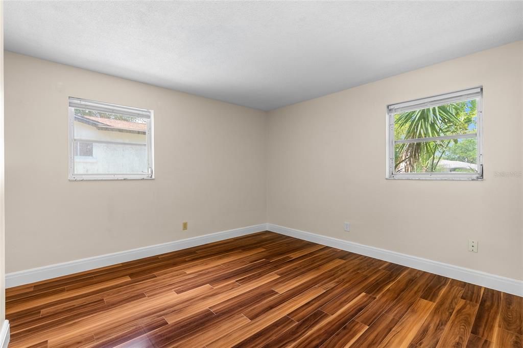 Activo con contrato: $489,900 (4 camas, 2 baños, 2049 Pies cuadrados)