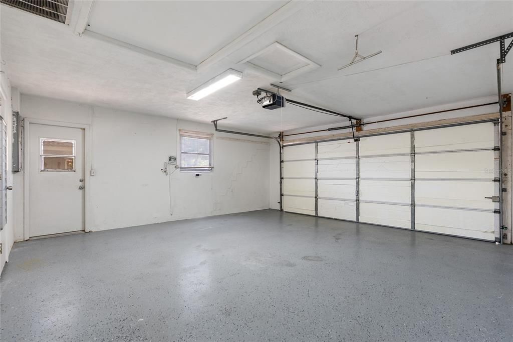 Activo con contrato: $489,900 (4 camas, 2 baños, 2049 Pies cuadrados)