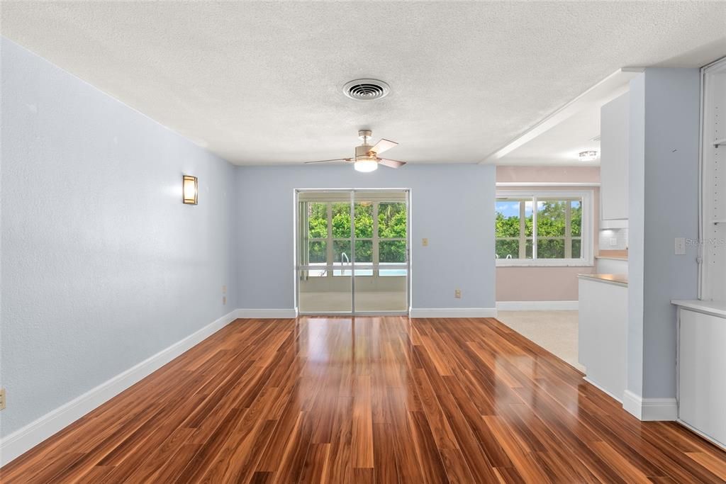 Activo con contrato: $489,900 (4 camas, 2 baños, 2049 Pies cuadrados)