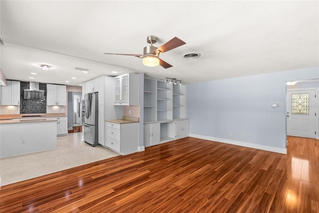 Activo con contrato: $489,900 (4 camas, 2 baños, 2049 Pies cuadrados)