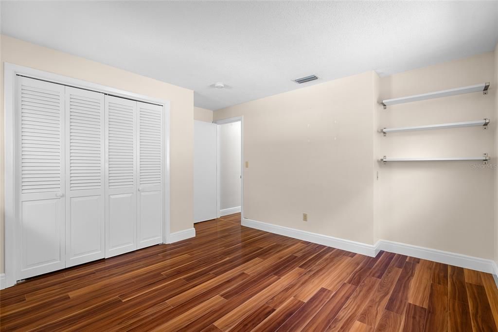 Activo con contrato: $489,900 (4 camas, 2 baños, 2049 Pies cuadrados)