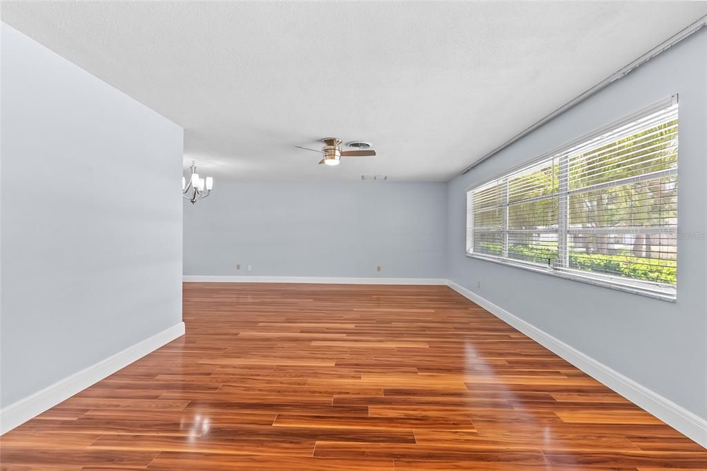 Activo con contrato: $489,900 (4 camas, 2 baños, 2049 Pies cuadrados)