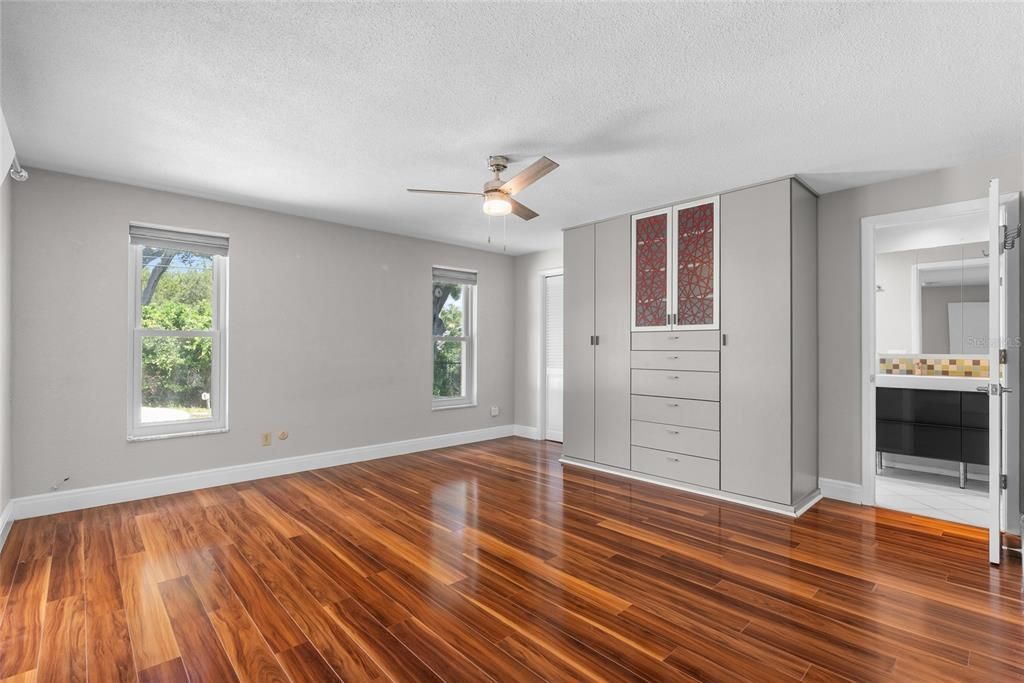 Activo con contrato: $489,900 (4 camas, 2 baños, 2049 Pies cuadrados)