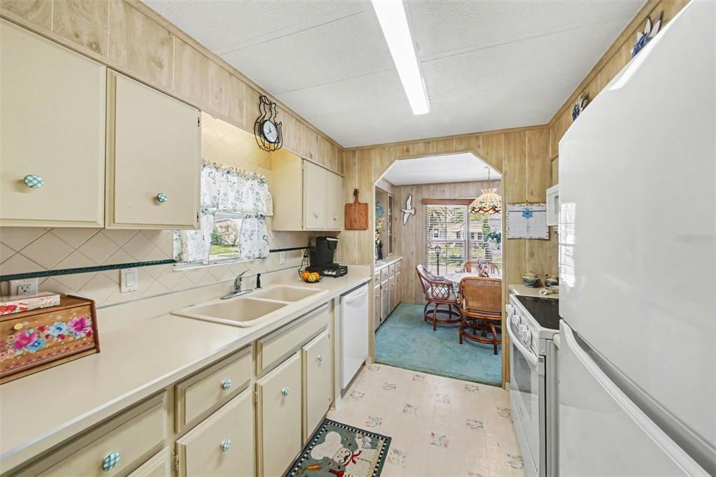 Active With Contract: $190,000 (2 beds, 2 baths, 1208 Square Feet)