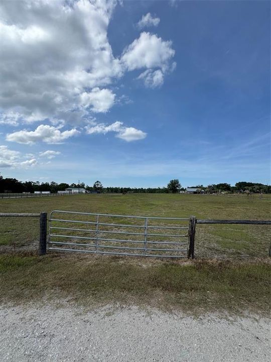 На продажу: $275,000 (6.74 acres)