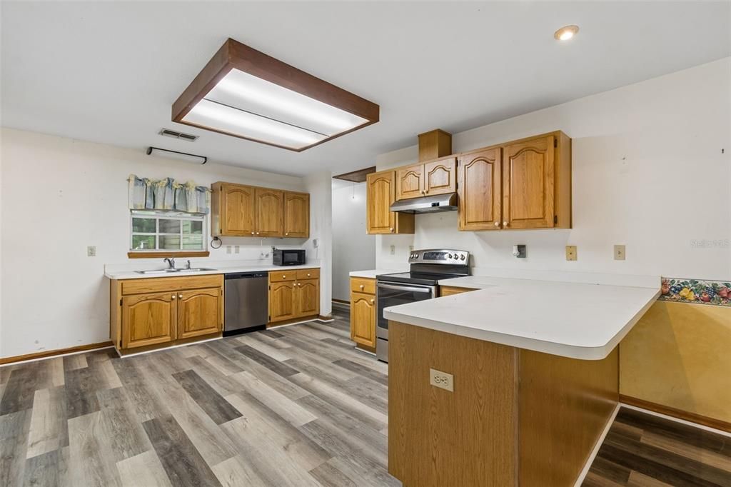 合同活跃: $675,000 (3 贝兹, 2 浴室, 1975 平方英尺)