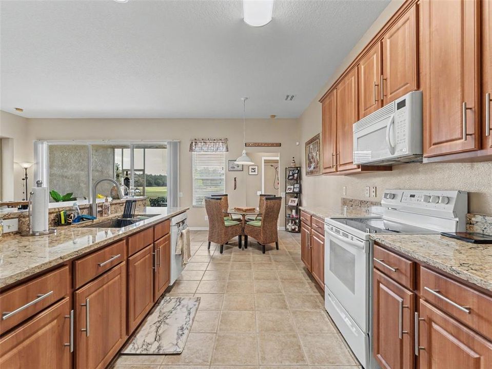 Activo con contrato: $414,900 (4 camas, 3 baños, 2184 Pies cuadrados)