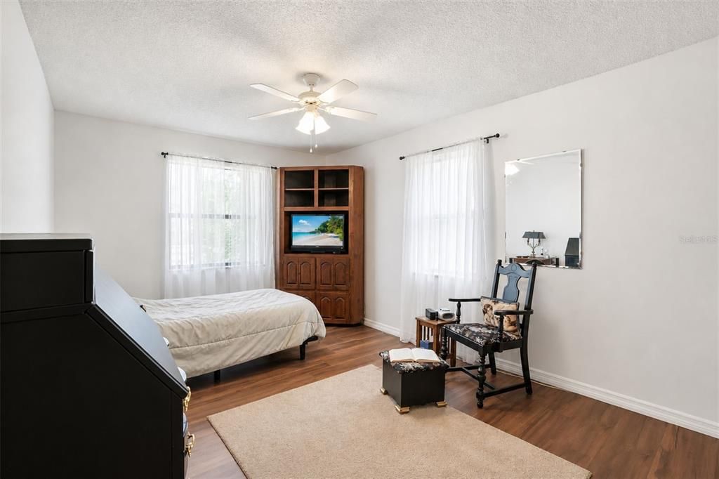 Active With Contract: $350,000 (3 beds, 2 baths, 1732 Square Feet)