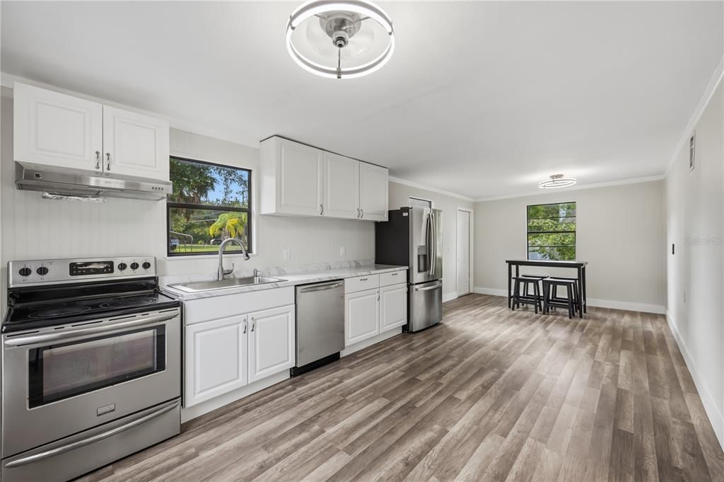 Active With Contract: $195,000 (2 beds, 1 baths, 884 Square Feet)