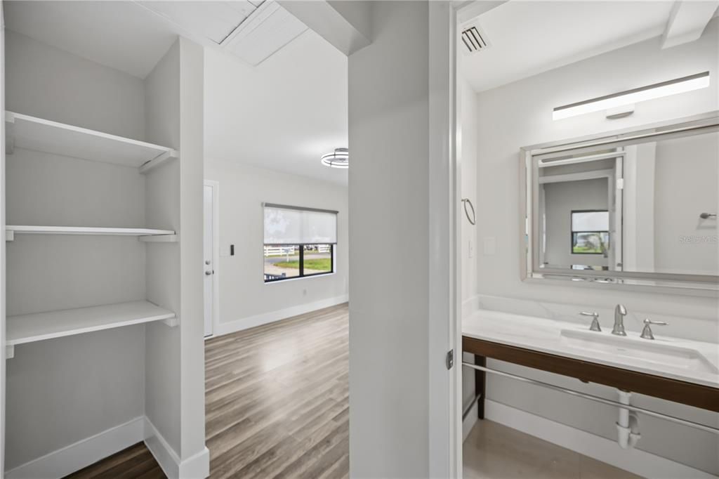 Active With Contract: $195,000 (2 beds, 1 baths, 884 Square Feet)