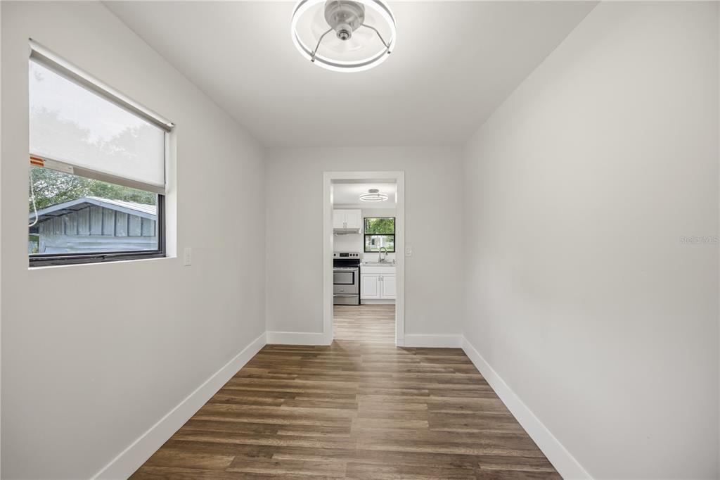 Active With Contract: $195,000 (2 beds, 1 baths, 884 Square Feet)